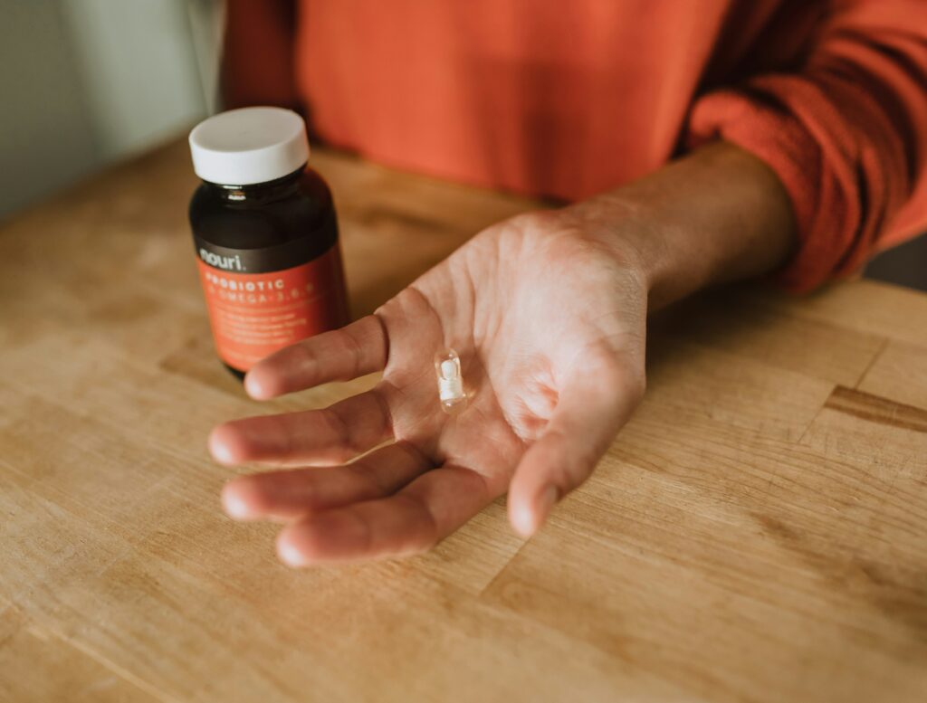 Hand mit Probiotika